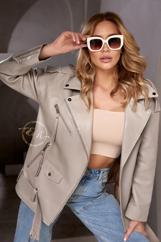 Светлая кожаная куртка косуха 