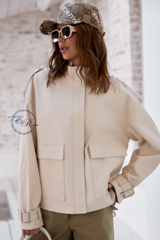 Белая кожаная косуха с накладными карманами