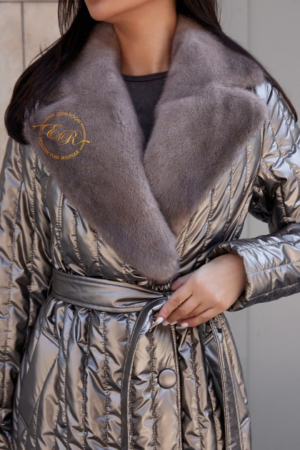 Демисезонное пальто с меховым воротником