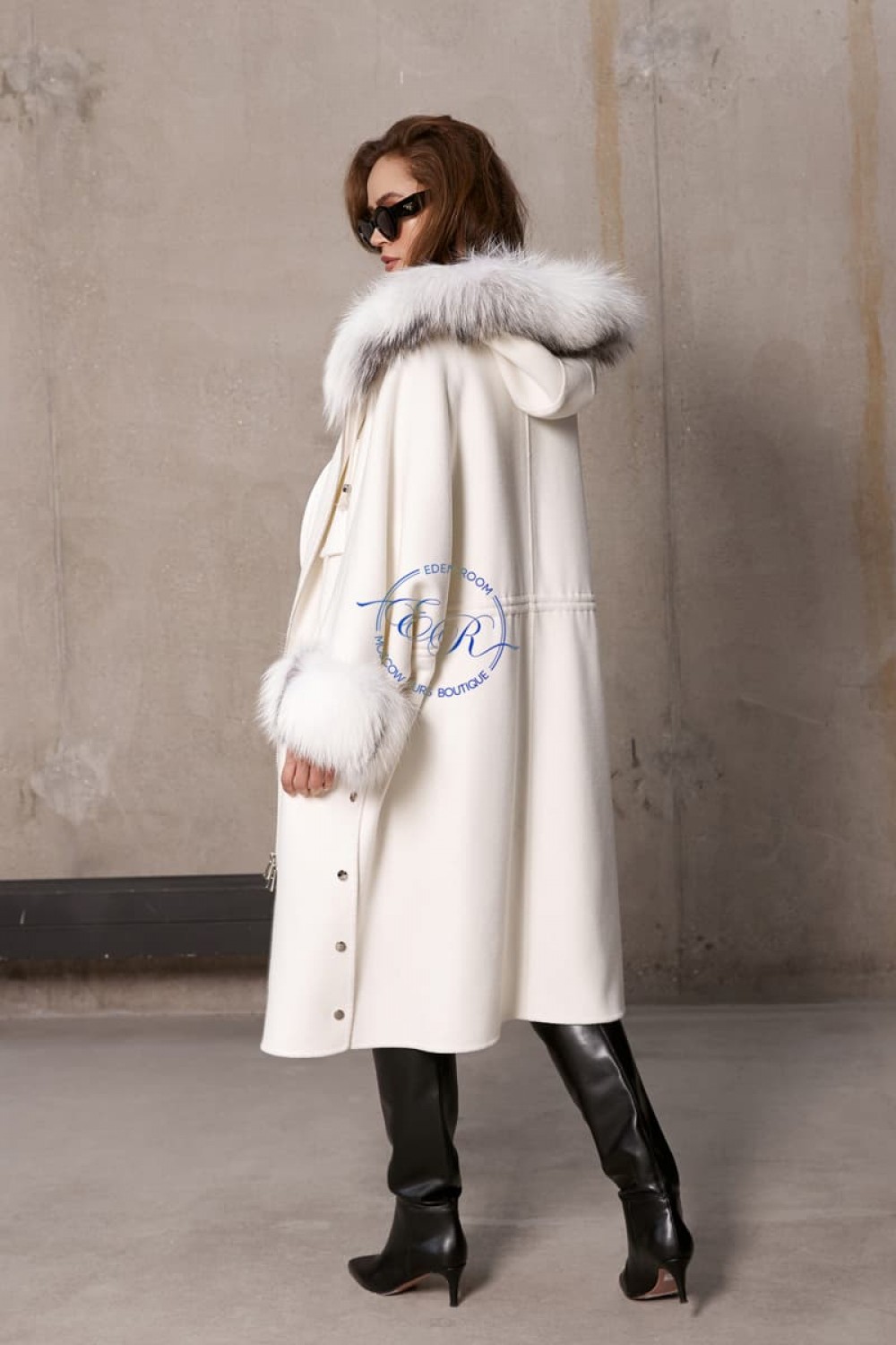 Белое кашемировое пальто