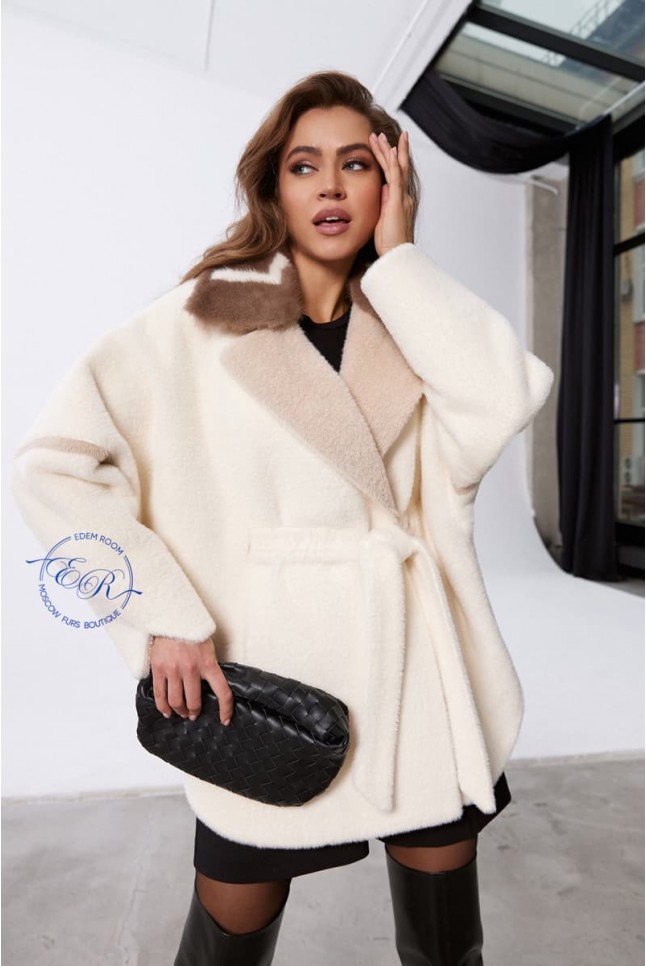 Белое пальто  - пончо с меховым воротником