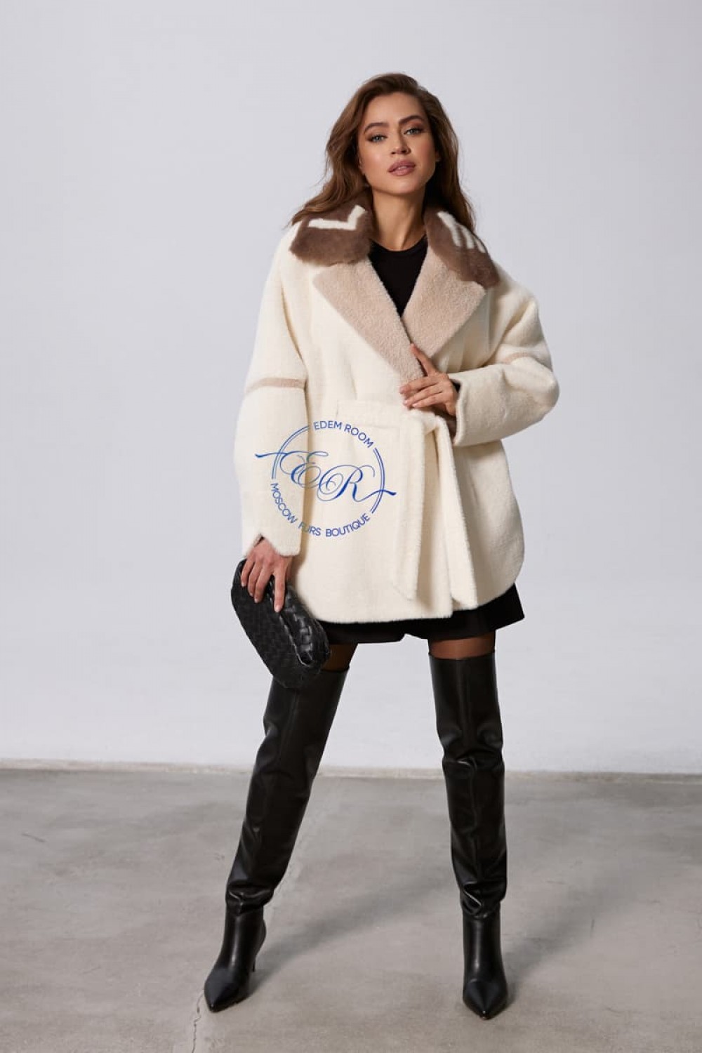 Белое пальто  - пончо с меховым воротником