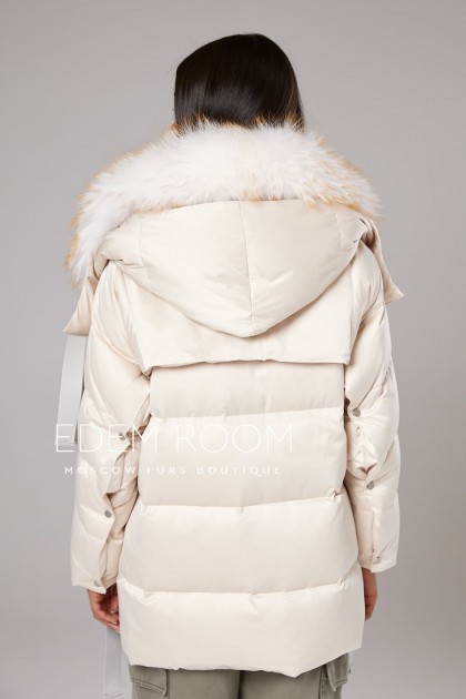 Светлый пуховик с мехом