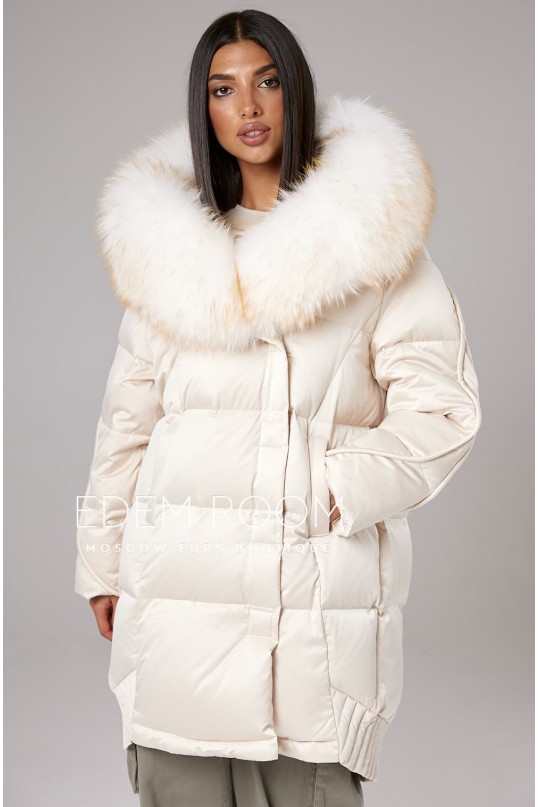 светлый пуховик с капюшоном