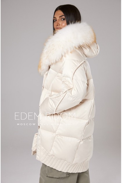светлый пуховик с капюшоном