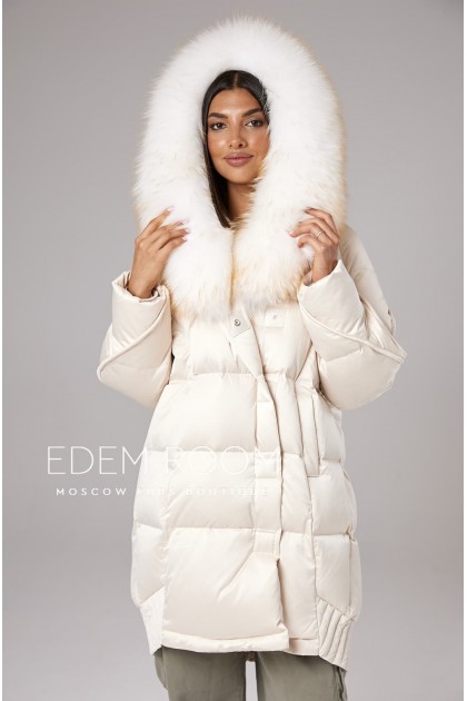 светлый пуховик с капюшоном