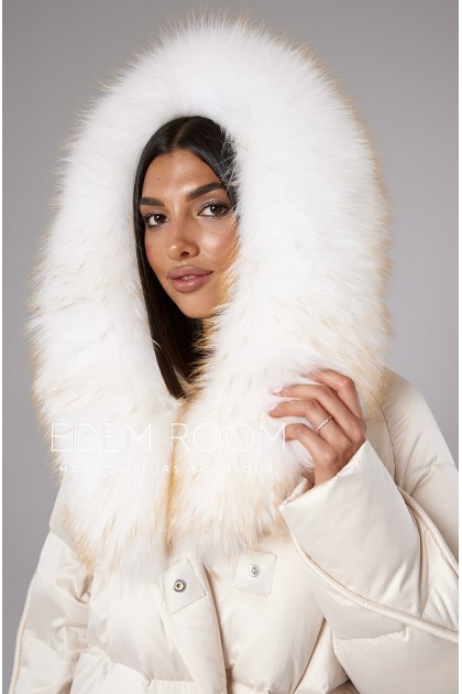 светлый пуховик с капюшоном