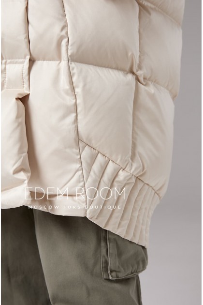 светлый пуховик с капюшоном