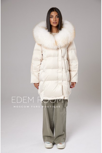 светлый пуховик с капюшоном