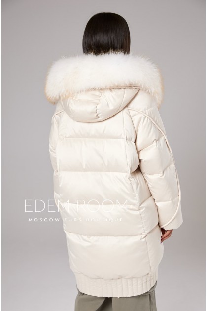 светлый пуховик с капюшоном