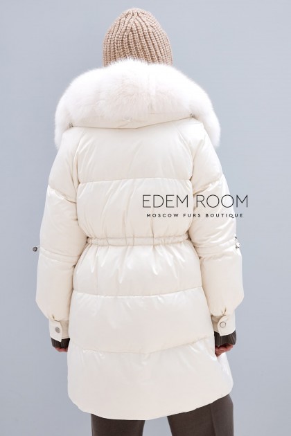 белый пуховик с мехом