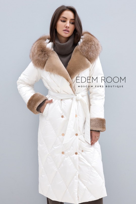 белое пуховое пальто с капюшоном