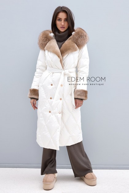 белое пуховое пальто с капюшоном