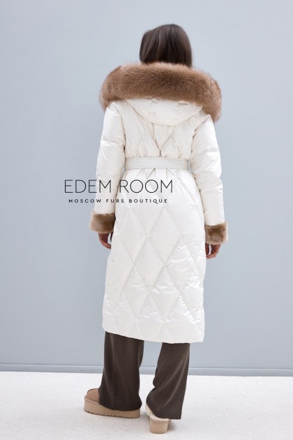 белое пуховое пальто с капюшоном