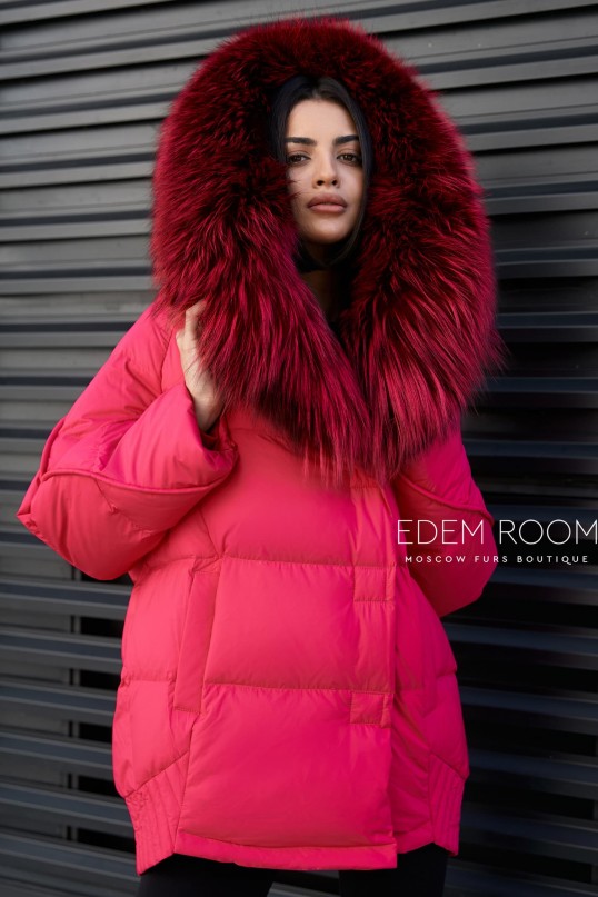 розовый пуховик  с меховым капюшоном