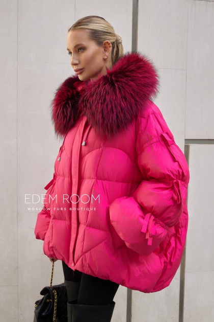 розовый пуховик с меховым капюшоном