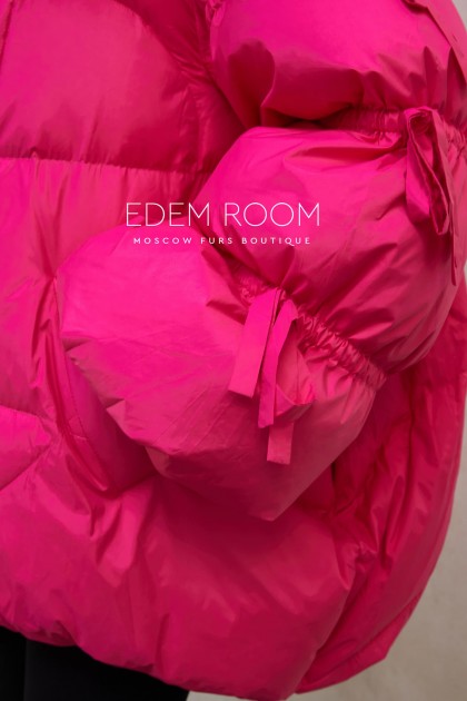 розовый пуховик с меховым капюшоном