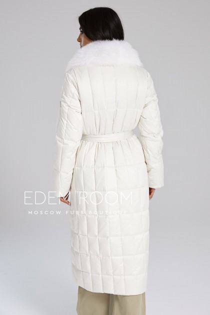 светлое пуховое пальто 