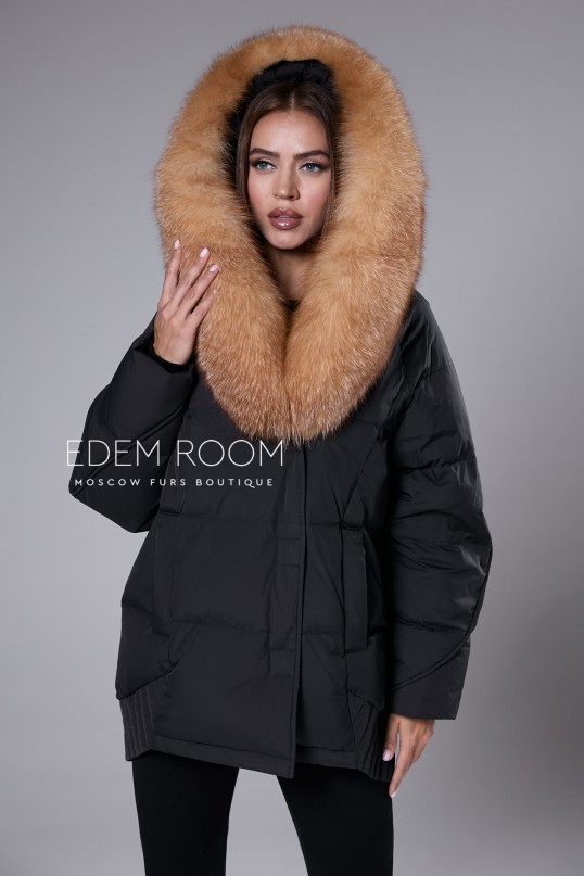 чёрный пуховик с капюшоном