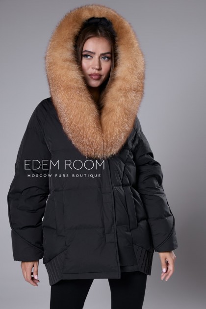 чёрный пуховик с капюшоном