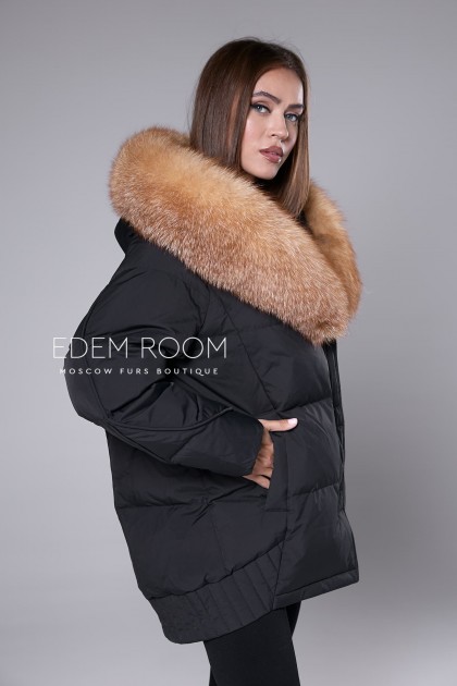 чёрный пуховик с капюшоном