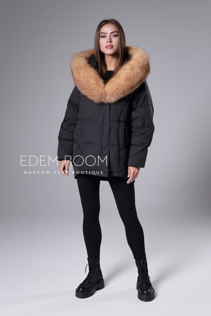 чёрный пуховик с капюшоном