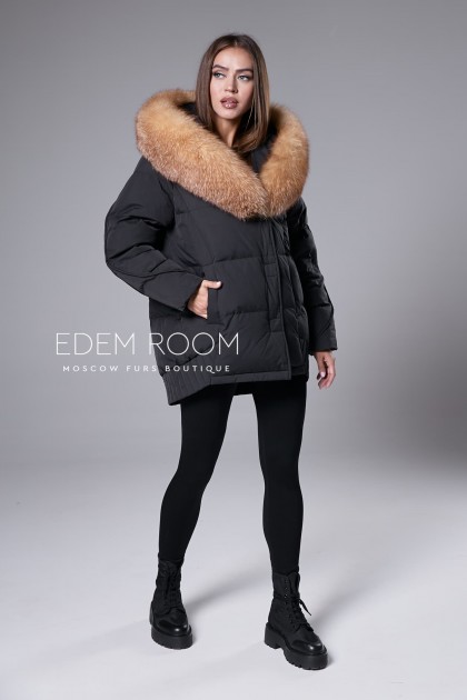 чёрный пуховик с капюшоном