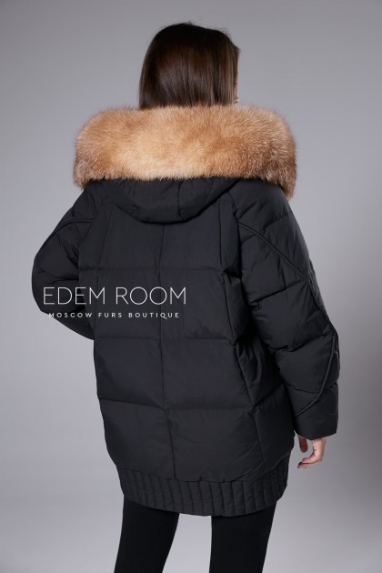 чёрный пуховик с капюшоном