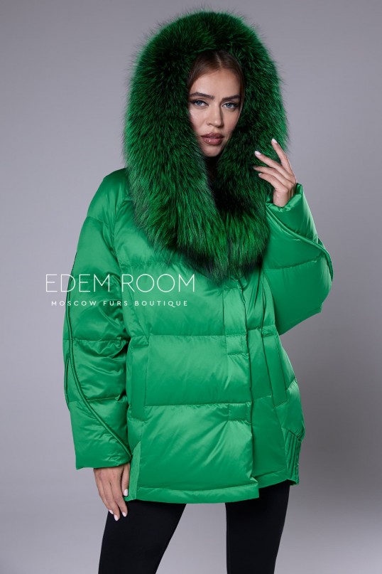 зелёный пуховик с меховым капюшоном