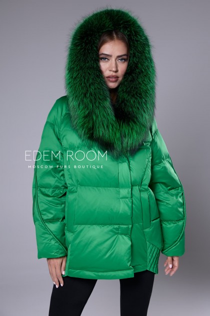 зелёный пуховик с меховым капюшоном