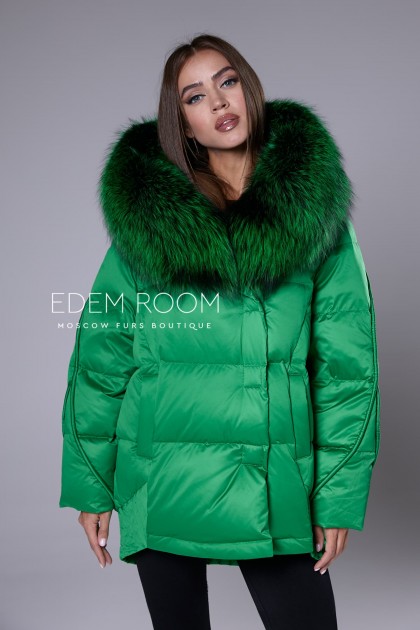 зелёный пуховик с меховым капюшоном