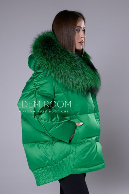 зелёный пуховик с меховым капюшоном