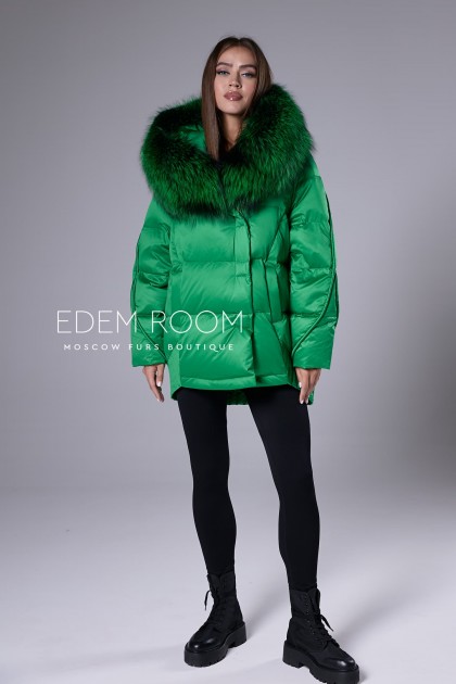 зелёный пуховик с меховым капюшоном