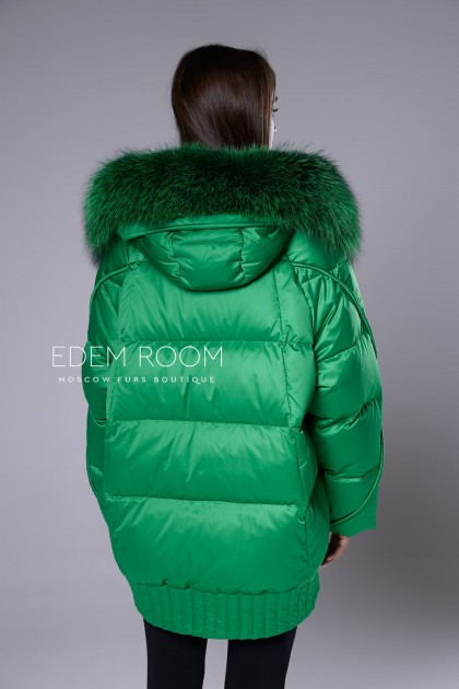 зелёный пуховик с меховым капюшоном
