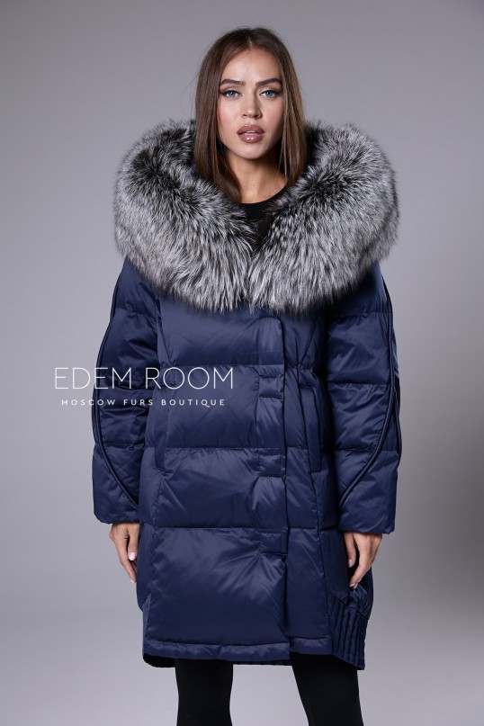 синий пуховик с капюшоном