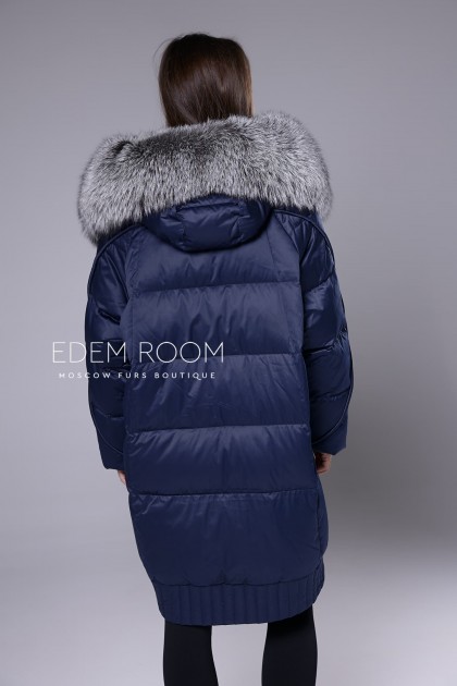 синий пуховик с капюшоном