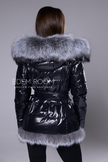 чёрный пуховик с поясом