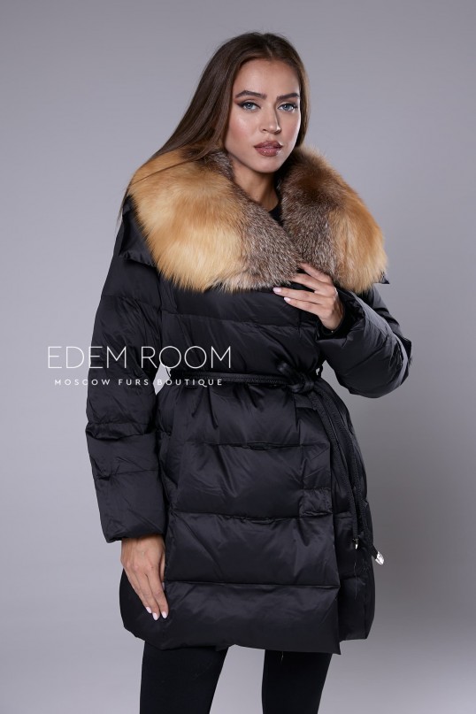 чёрный пуховик с мехом лисы