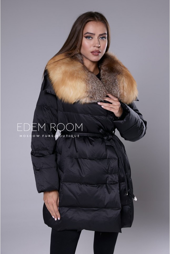 чёрный пуховик с мехом лисы