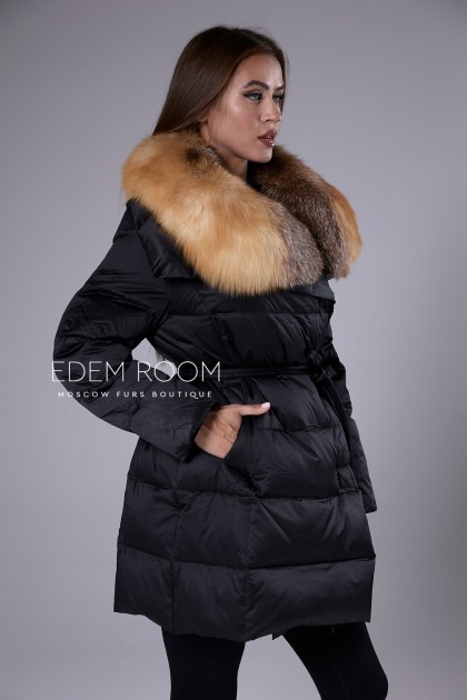 чёрный пуховик с мехом лисы