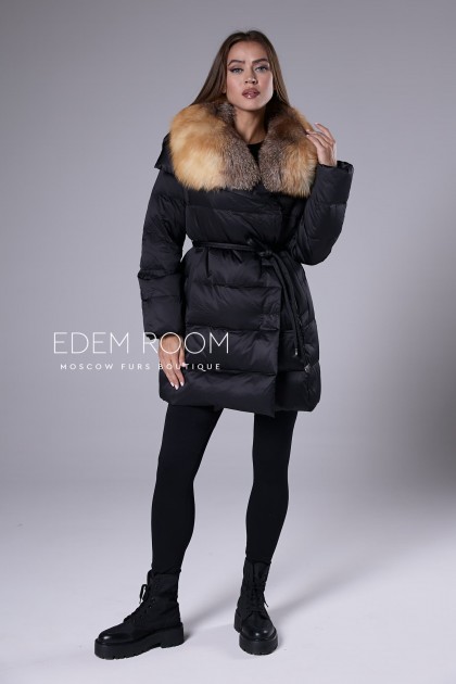чёрный пуховик с мехом лисы