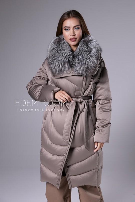 легкое пуховое пальто с поясом