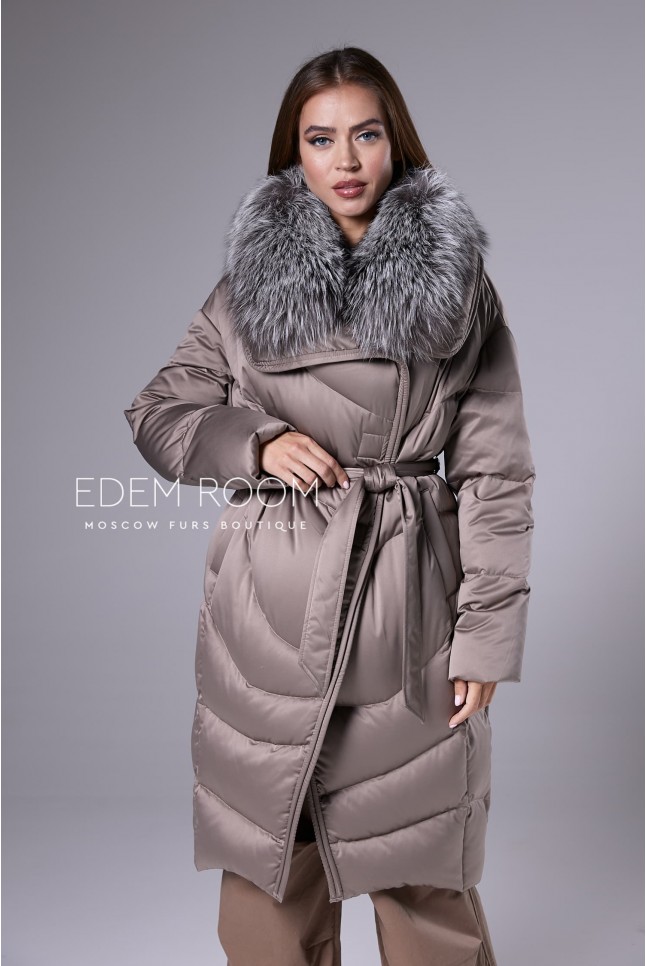 легкое пуховое пальто с поясом