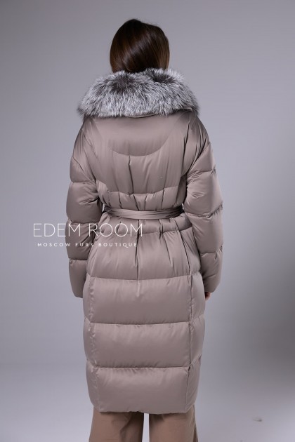 легкое пуховое пальто с поясом