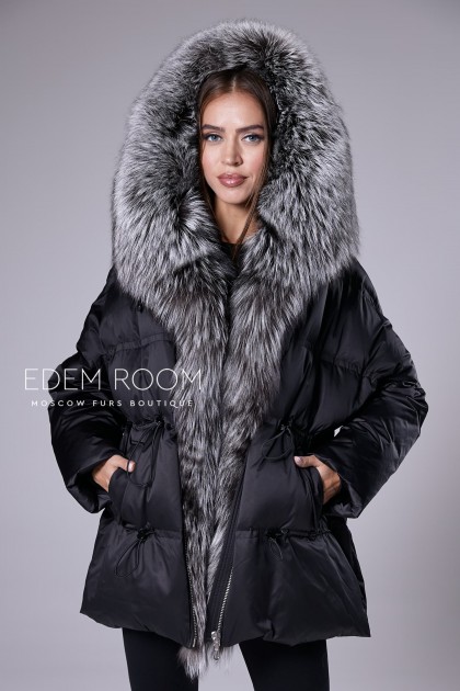 чёрная пуховая куртка с мехом