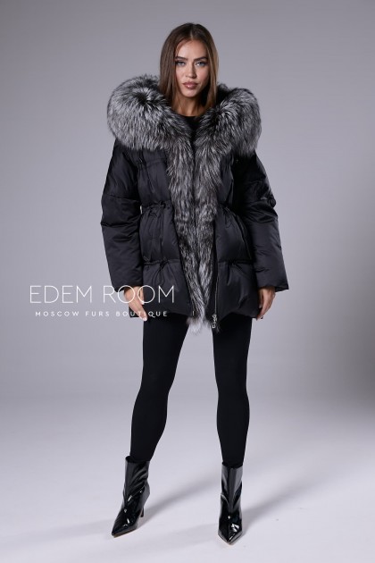 чёрная пуховая куртка с мехом
