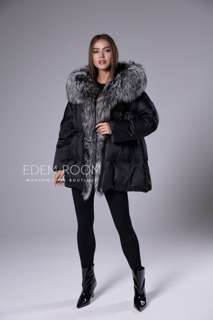 чёрная пуховая куртка с мехом