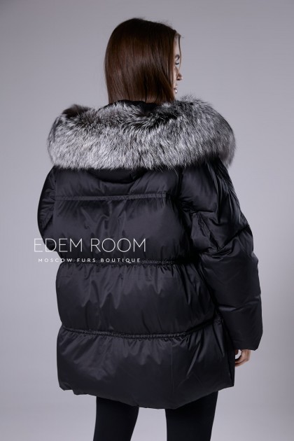 чёрная пуховая куртка с мехом