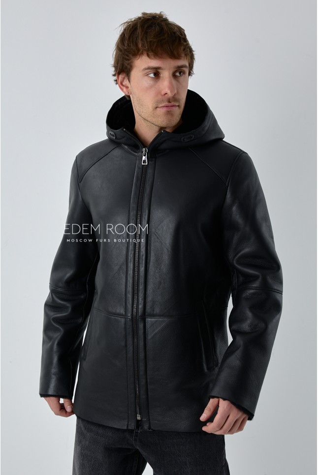 чёрная дублёнка с капюшоном