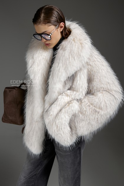 Светлая шуба из эко меха под енот